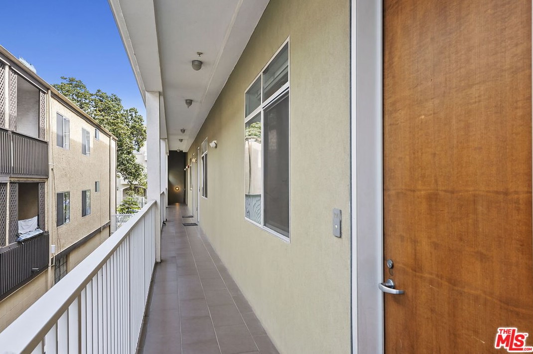 1737 Colby Ave, Los Angeles CA  90025-6735 exterior