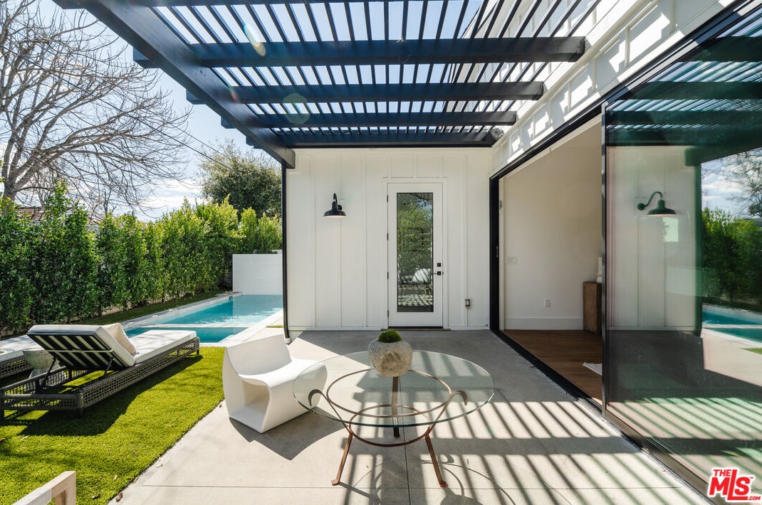 5328 Allott Ave, Van Nuys CA  91401-5903 exterior