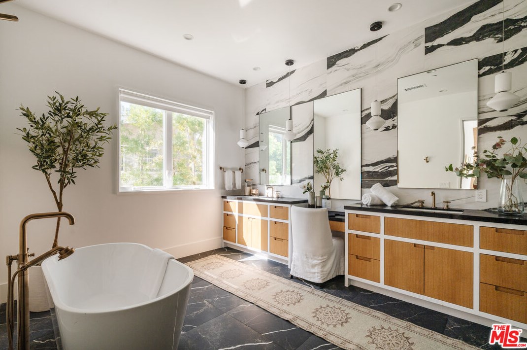 5328 Allott Ave, Van Nuys CA  91401-5903 exterior