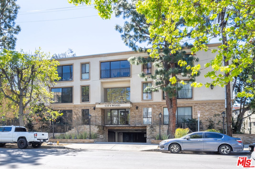 15344 Weddington St, Van Nuys CA  91411-3850 exterior