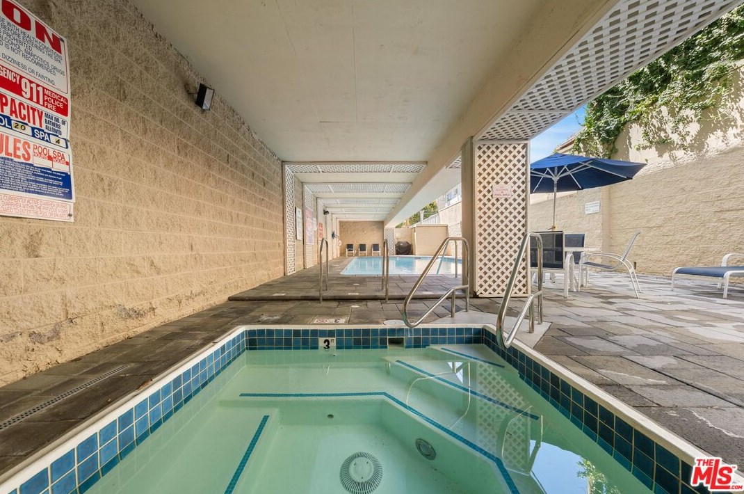 11645 Montana Ave, Los Angeles CA  90049-4663 exterior