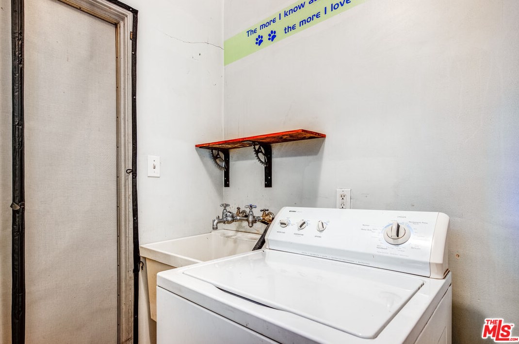 7523 Hesperia Ave, Los Angeles CA  91335-4605 exterior
