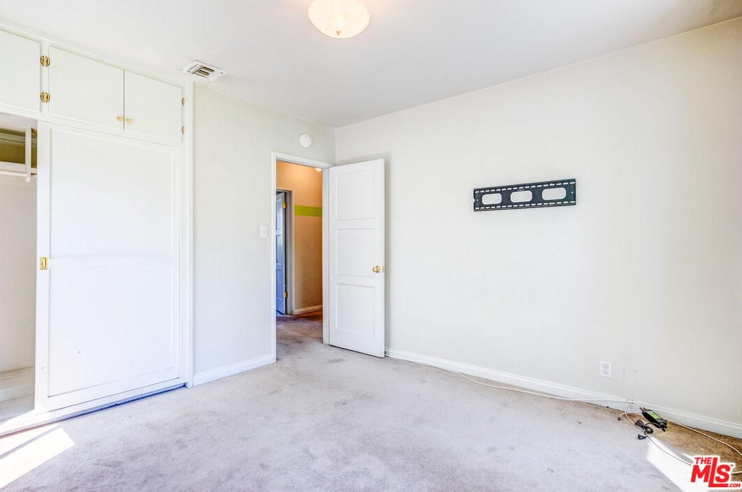 7523 Hesperia Ave, Los Angeles CA  91335-4605 exterior