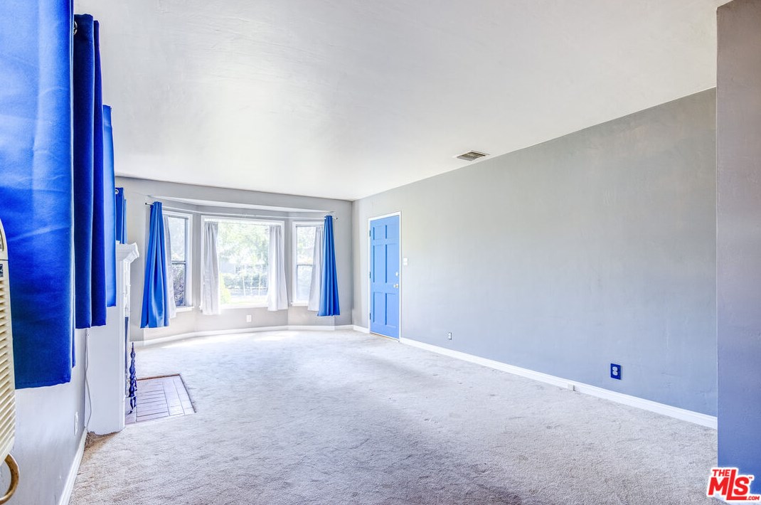 7523 Hesperia Ave, Los Angeles CA  91335-4605 exterior