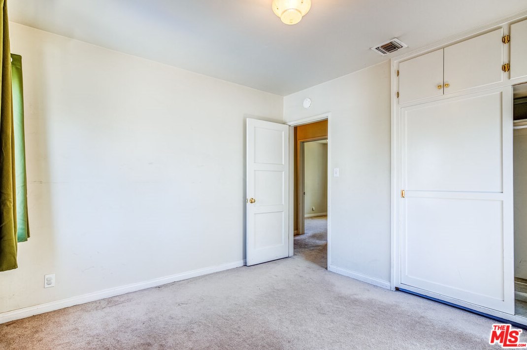7523 Hesperia Ave, Los Angeles CA  91335-4605 exterior