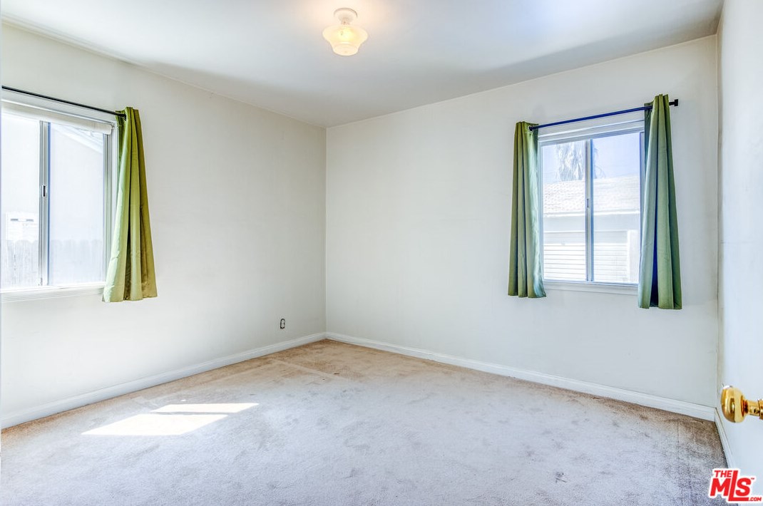 7523 Hesperia Ave, Los Angeles CA  91335-4605 exterior