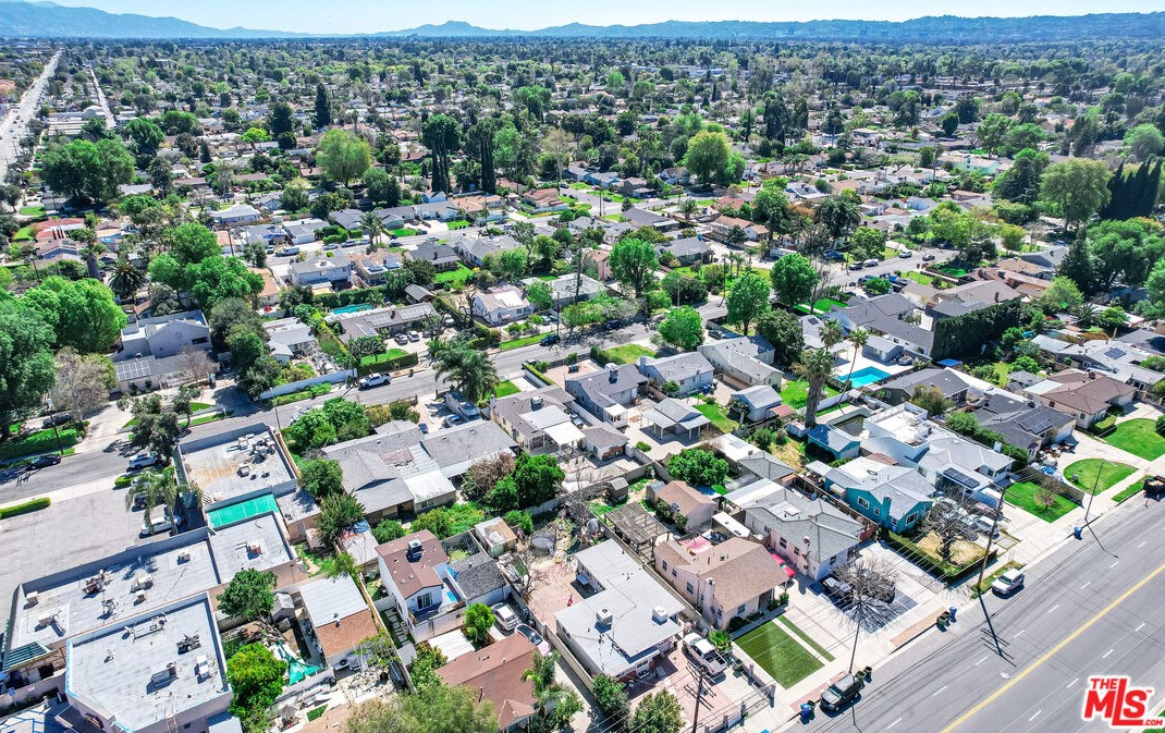 7523 Hesperia Ave, Los Angeles CA  91335-4605 exterior