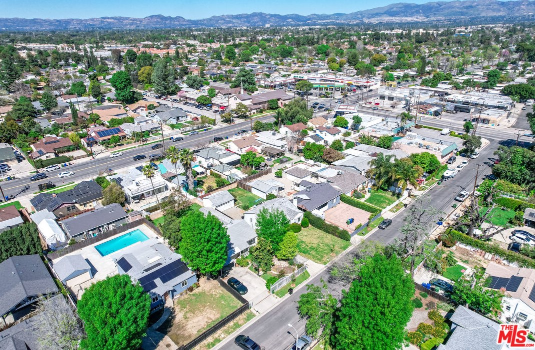 7523 Hesperia Ave, Los Angeles CA  91335-4605 exterior