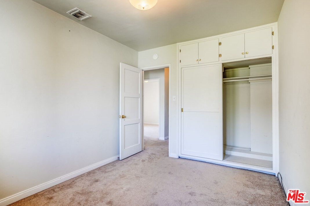 7523 Hesperia Ave, Los Angeles CA  91335-4605 exterior