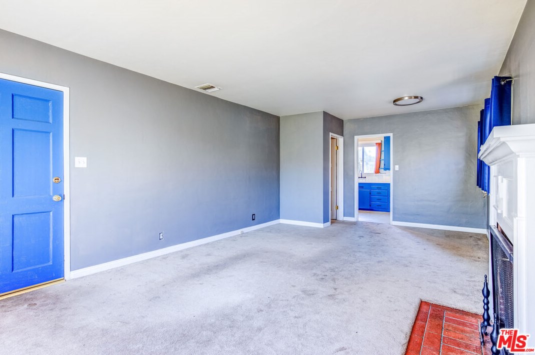 7523 Hesperia Ave, Los Angeles CA  91335-4605 exterior