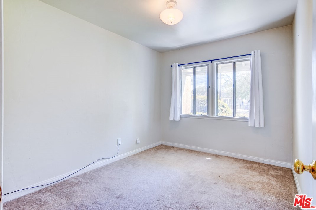 7523 Hesperia Ave, Los Angeles CA  91335-4605 exterior