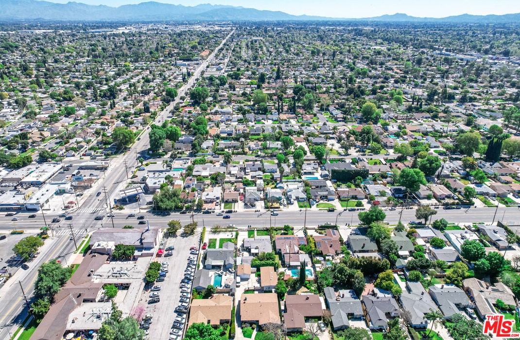 7523 Hesperia Ave, Los Angeles CA  91335-4605 exterior