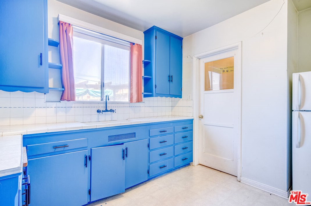 7523 Hesperia Ave, Los Angeles CA  91335-4605 exterior