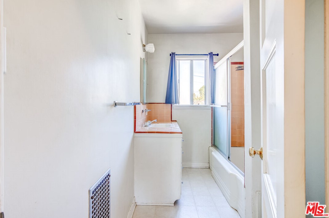 7523 Hesperia Ave, Los Angeles CA  91335-4605 exterior