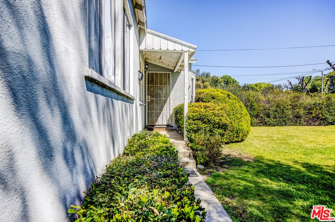 7523 Hesperia Ave, Los Angeles CA  91335-3242 exterior