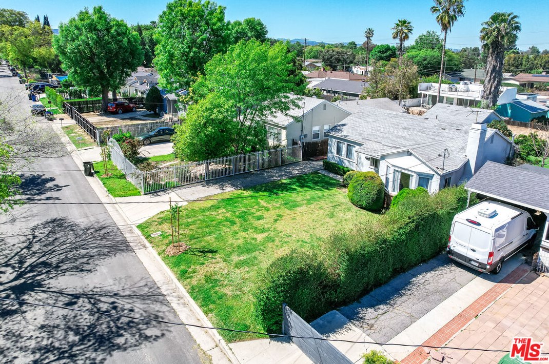 7523 Hesperia Ave, Los Angeles, CA 91335-3242