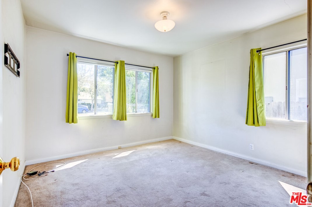7523 Hesperia Ave, Los Angeles CA  91335-4605 exterior