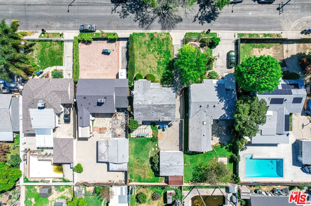 7523 Hesperia Ave, Los Angeles CA  91335-4605 exterior