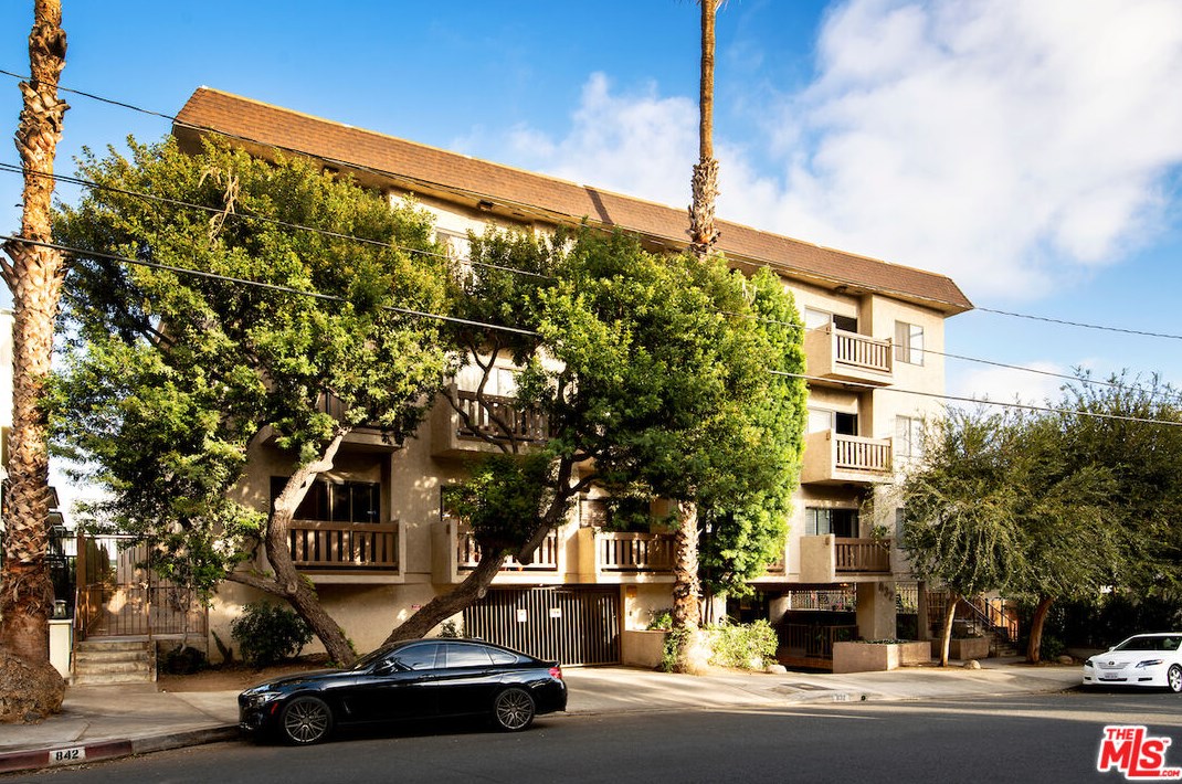 832 Palm Ave, Los Angeles CA  90069-6247 exterior