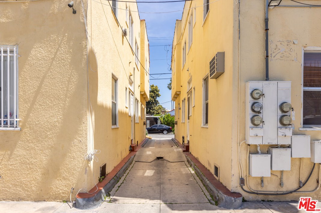 3915 Walton Ave, Los Angeles CA  90037-1517 exterior
