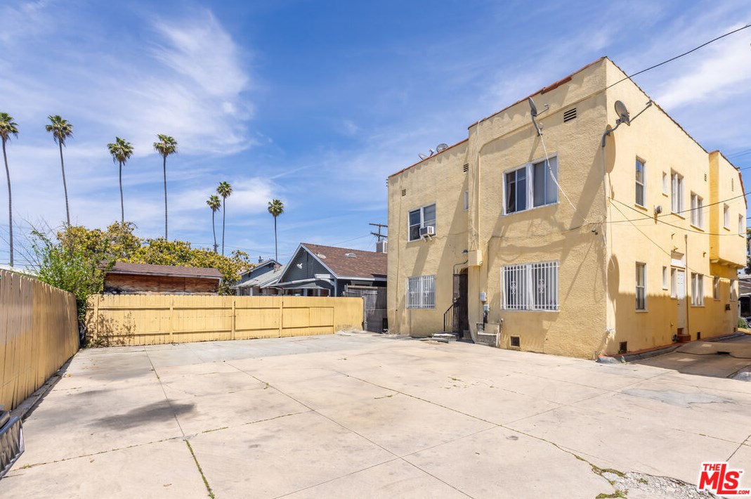 3915 Walton Ave, Los Angeles CA  90037-1517 exterior