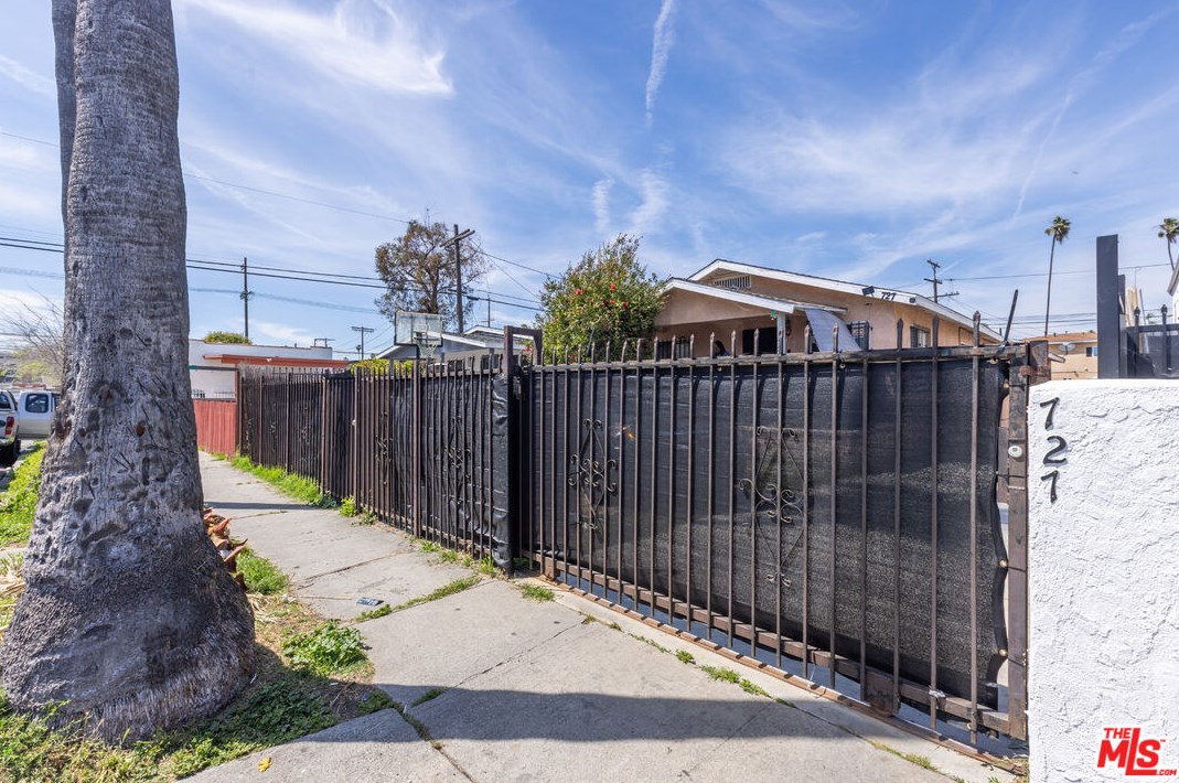 725 83rd St, Los Angeles CA  90044-5811 exterior
