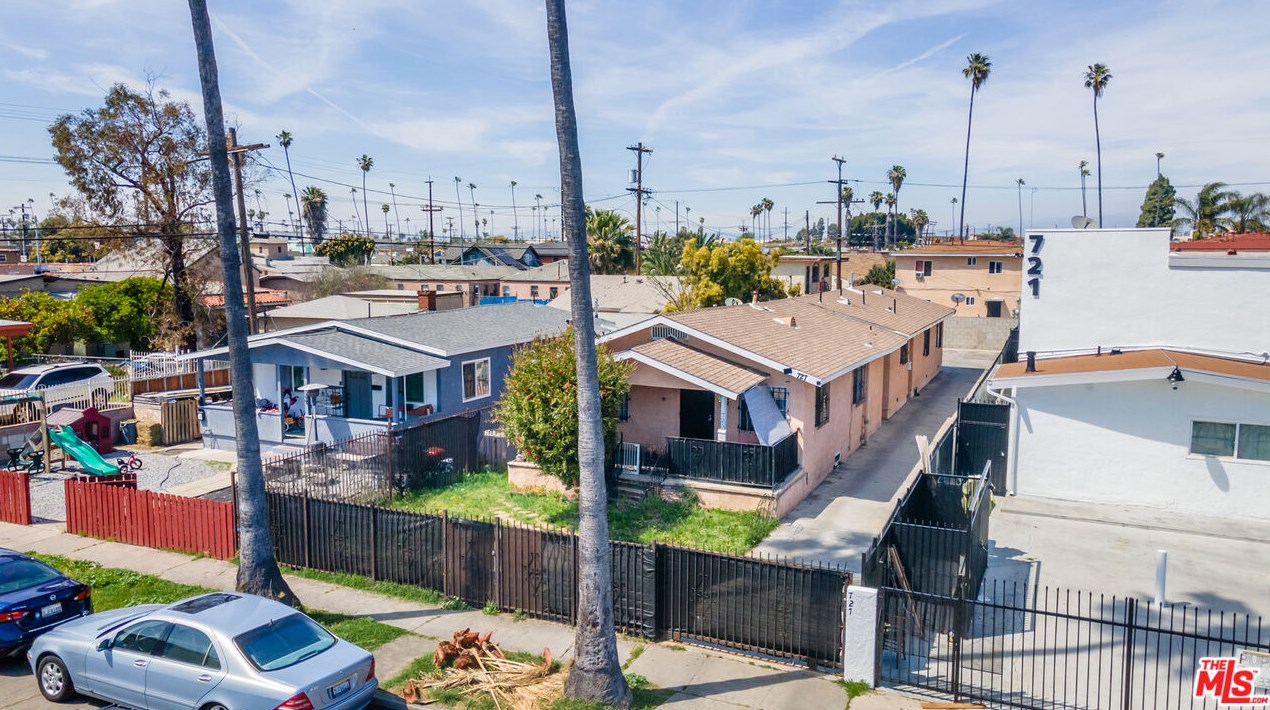 725 83rd St, Los Angeles CA  90044-5811 exterior