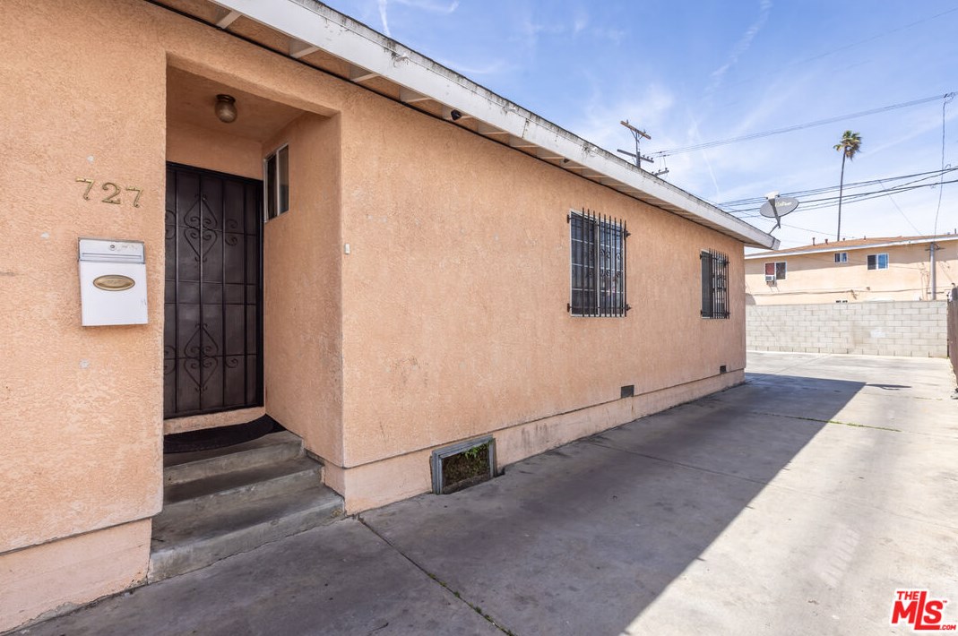 725 83rd St, Los Angeles CA  90003-2909 exterior