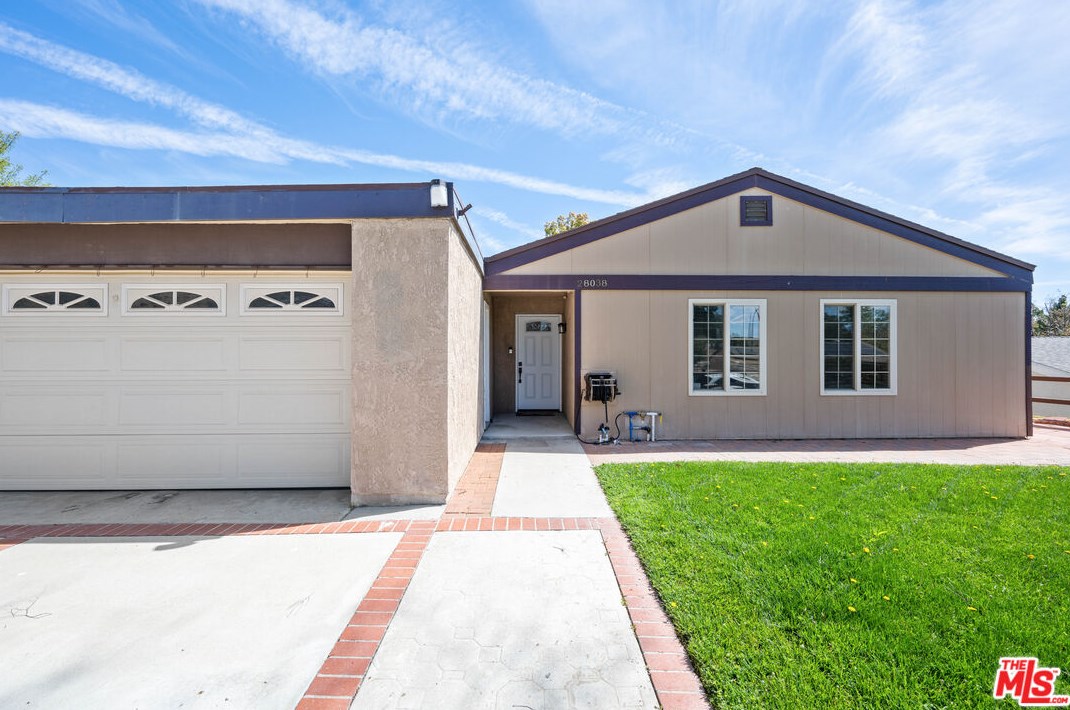 28038 Lakehurst Ave, Santa Clarita, CA 91351