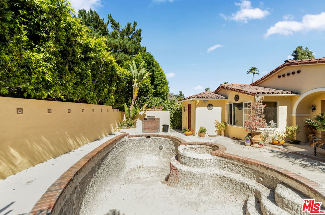 1437 Mountain St, Glendale CA  91207-1259 exterior