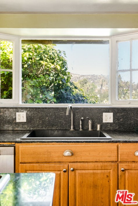 1437 Mountain St, Glendale CA  91207-1259 exterior