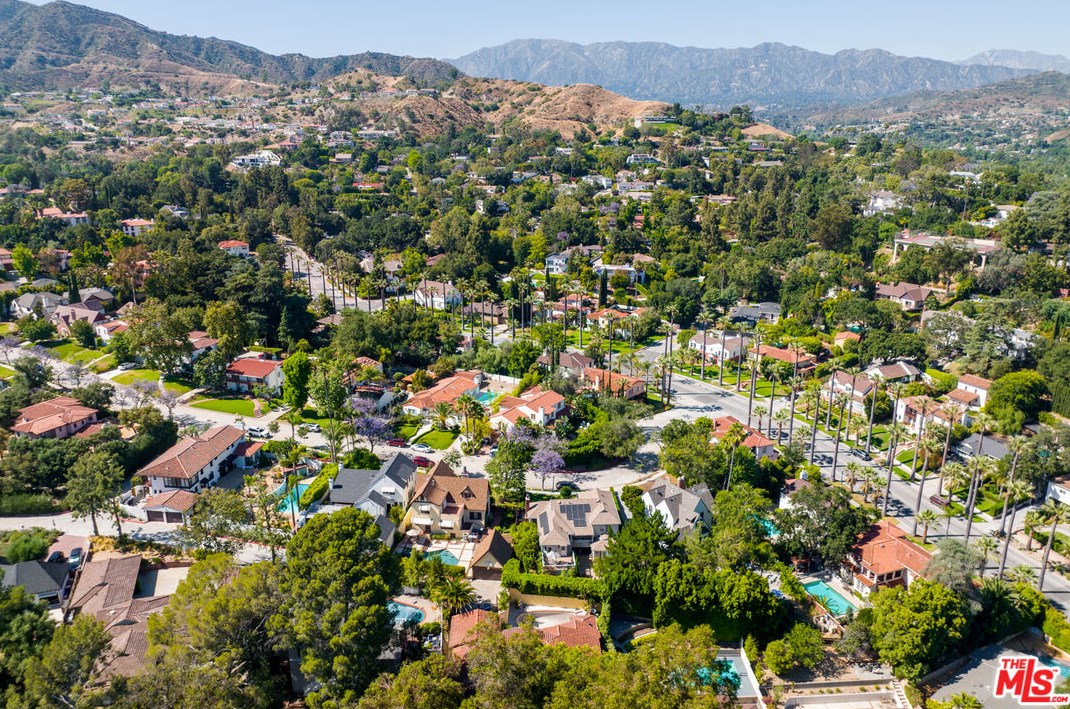 1437 Mountain St, Glendale CA  91207-1259 exterior