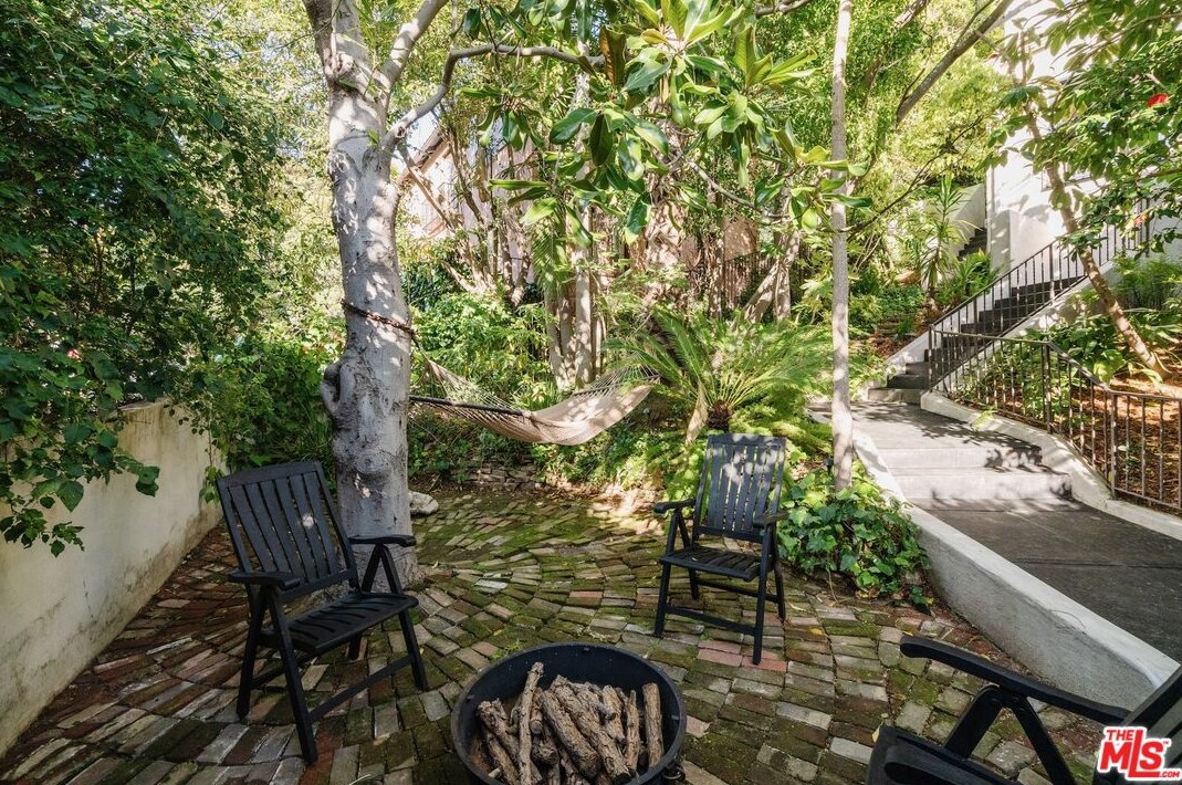 2946 Beachwood Dr, Los Angeles, CA 90068-1926