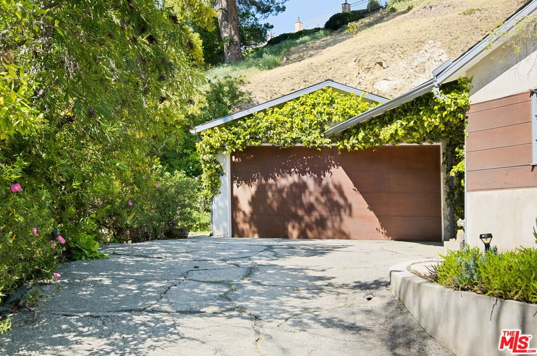 1035 Alcalde Dr, Glendale, CA 91207