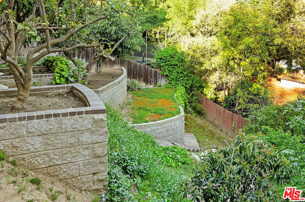 2926 Graceland Way, Glendale CA  91206-1331 exterior