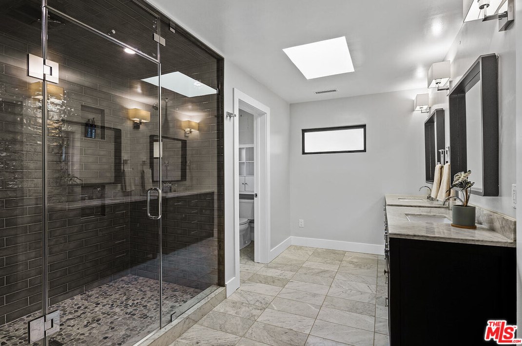 2926 Graceland Way, Glendale CA  91206-1331 exterior