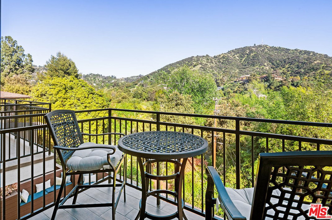 2926 Graceland Way, Glendale CA  91206-1331 exterior