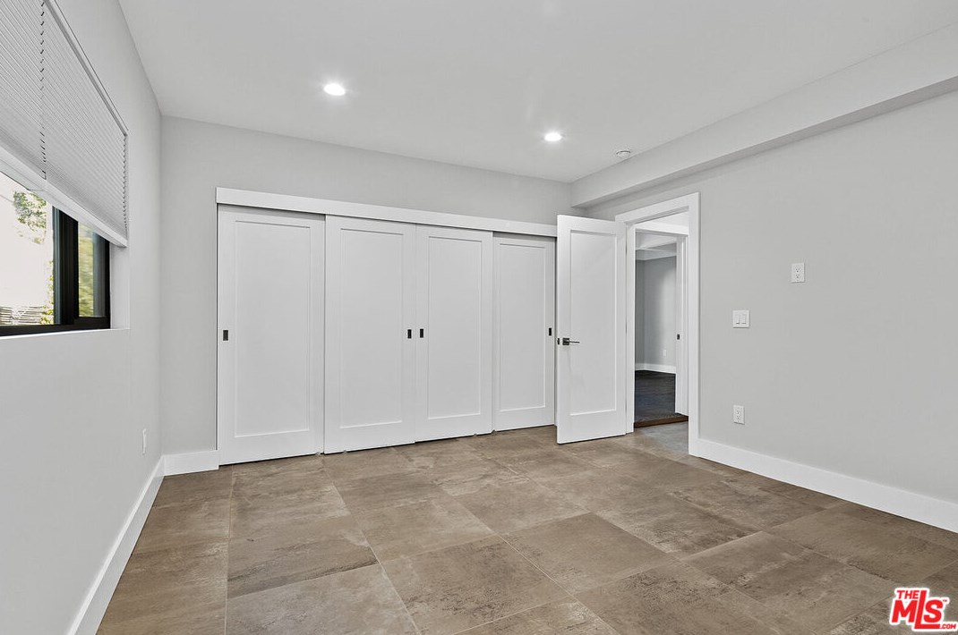 2926 Graceland Way, Glendale CA  91206-1331 exterior