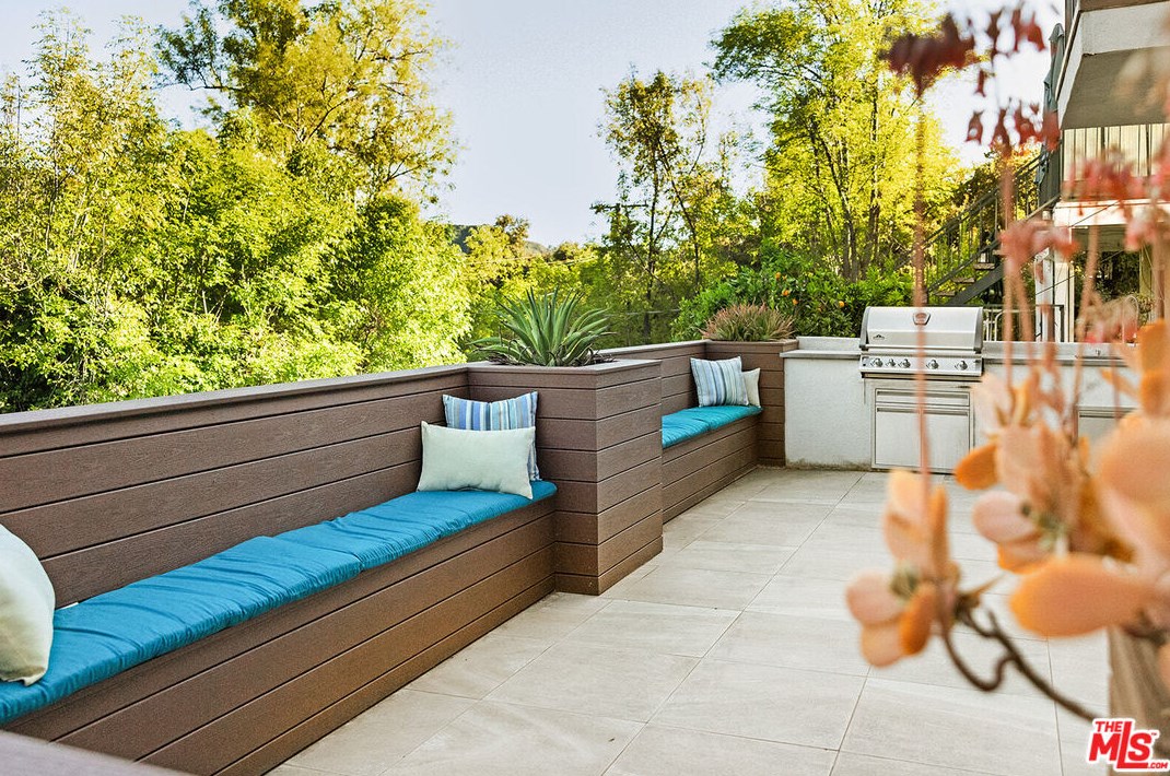 2926 Graceland Way, Glendale CA  91206-1331 exterior