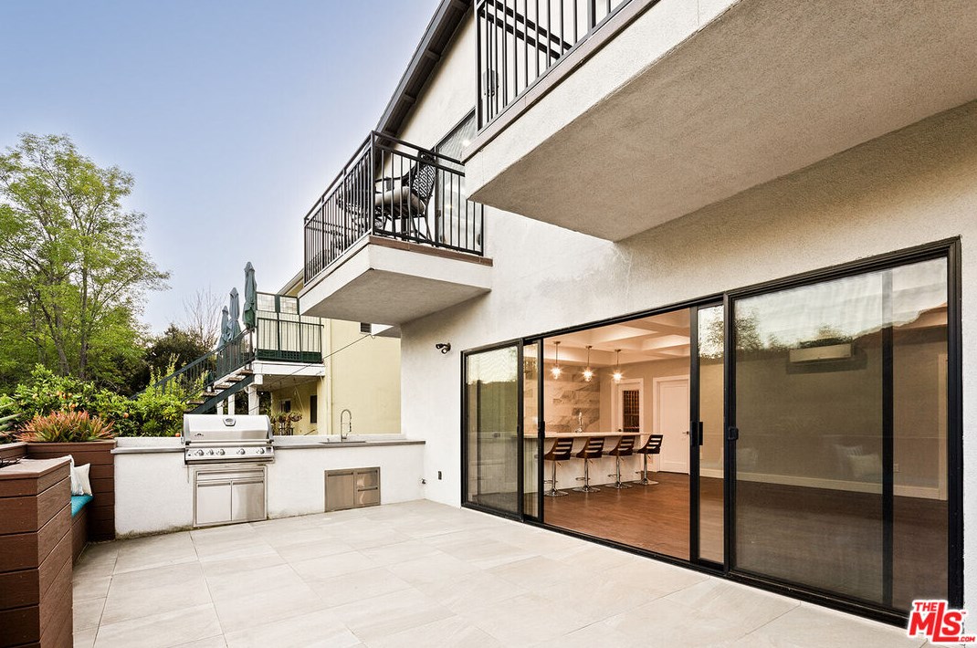 2926 Graceland Way, Glendale CA  91206-1331 exterior