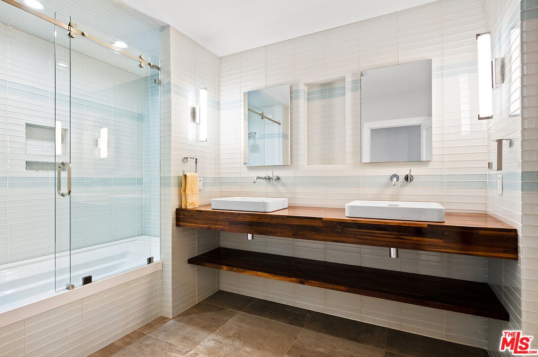 2926 Graceland Way, Glendale CA  91206-1331 exterior