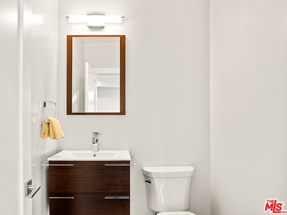 2926 Graceland Way, Glendale CA  91206-1331 exterior