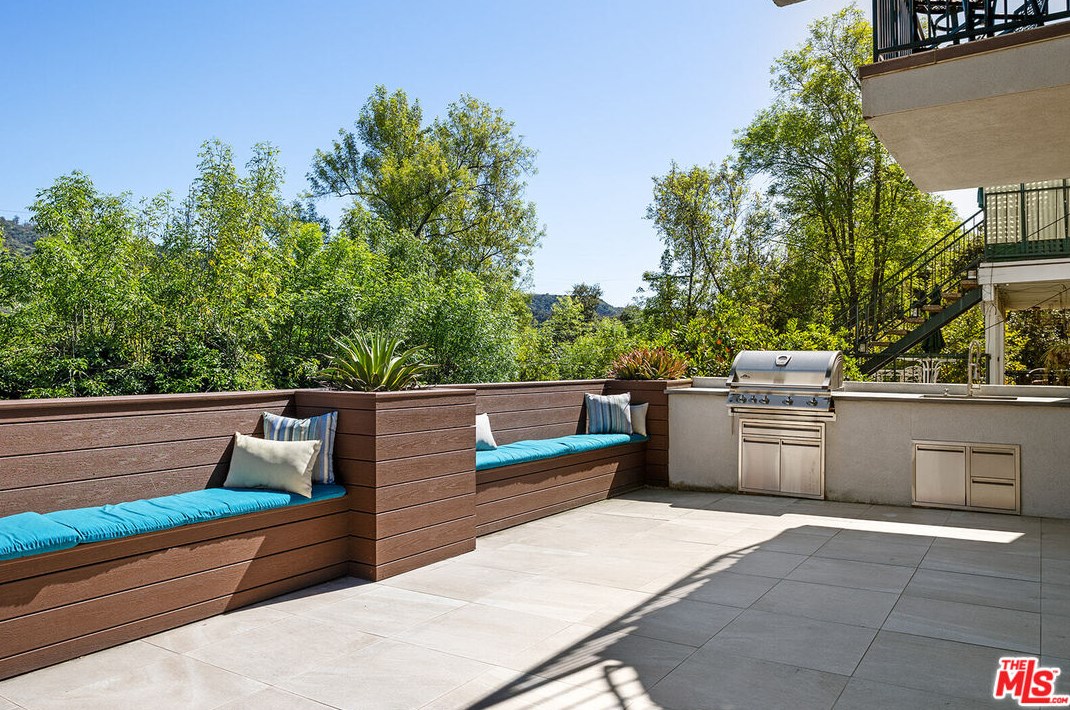 2926 Graceland Way, Glendale CA  91206-1331 exterior