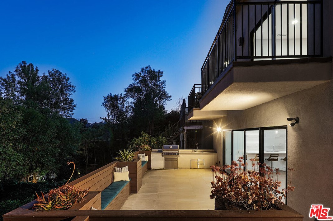 2926 Graceland Way, Glendale CA  91206-1331 exterior