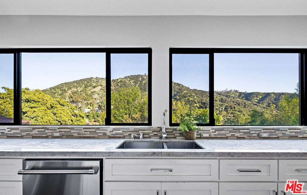 2926 Graceland Way, Glendale CA  91206-1331 exterior