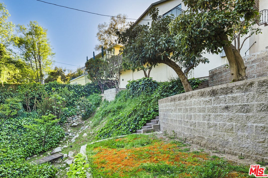 2926 Graceland Way, Glendale CA  91206-1331 exterior