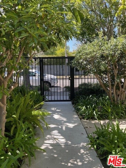 1574 Glenville Dr, Los Angeles CA  90035-3108 exterior