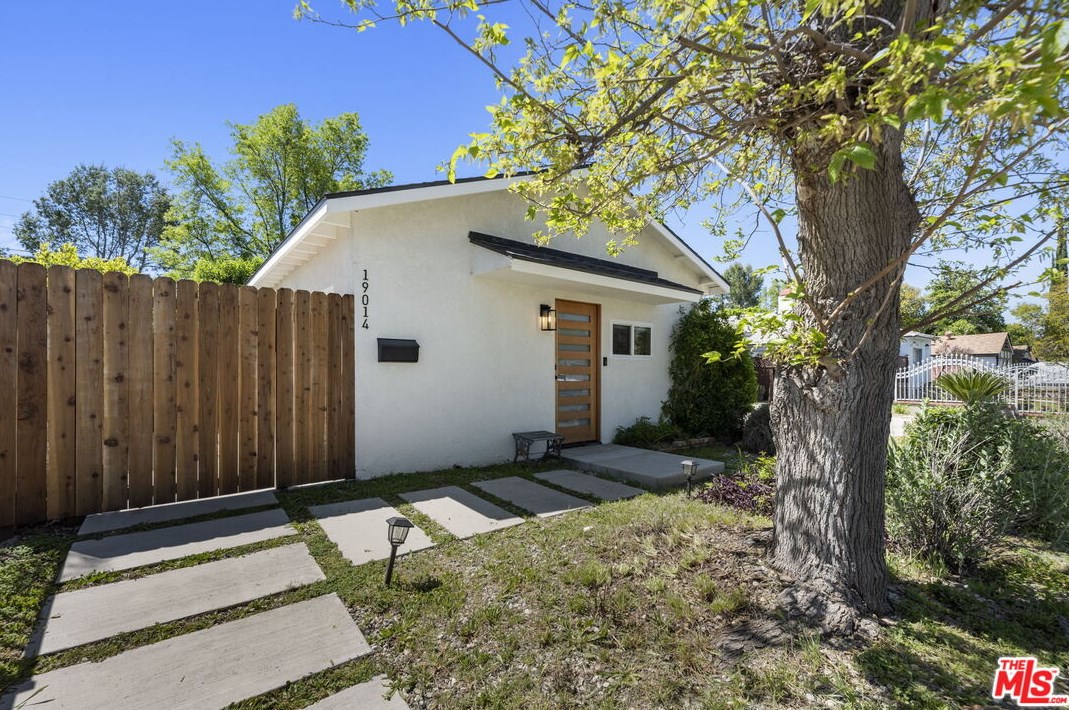 19016 Bessemer St, Los Angeles CA  91335-6718 exterior