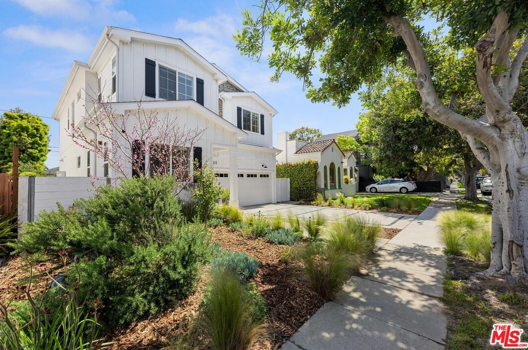 3752 Rosewood Ave, Los Angeles, CA 90066-3532