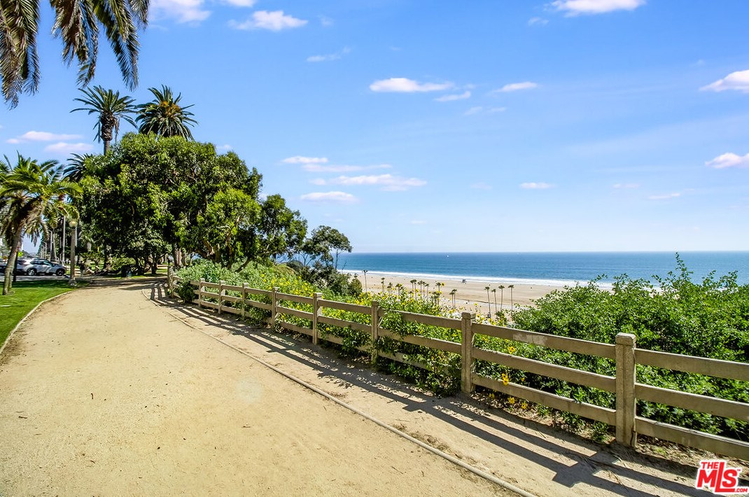 844 7th St, Santa Monica CA  90403-1442 exterior